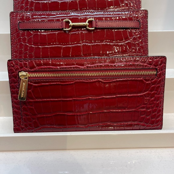 MICHAEL KORS Carson Large Snap Crocodile Embossed Bifold Wallet
Cherry 
NWT - Picture 15 of 16